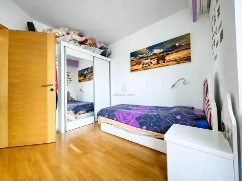 Manja spavaća soba sa krevetom, plakarom i drvenim podom. - image 17