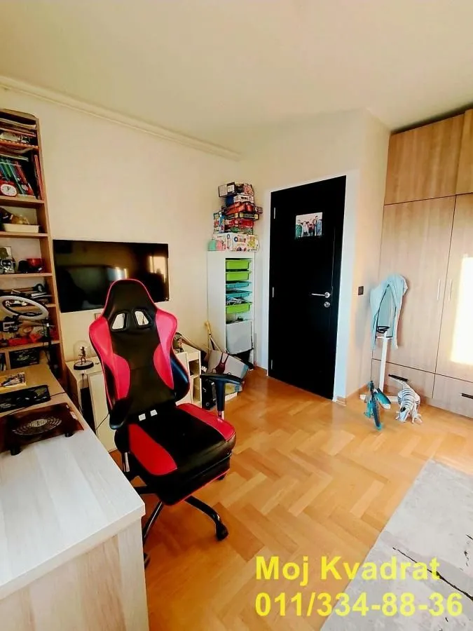 Dečja soba sa radnim stolom, stolicom i ormarom.