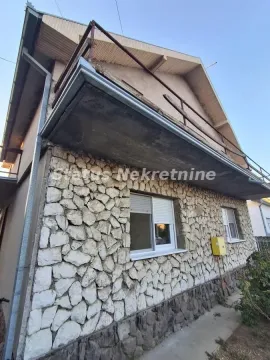Spoljašnji izgled kuće sa kamenom fasadom i balkonom. - image 16