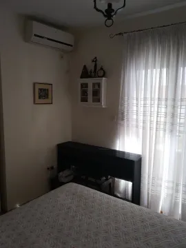 Dio spavaće sobe sa krevetom, prozorom i klima uređajem. - image 9