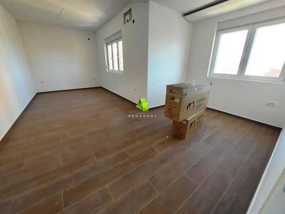 Rent, office space, 240m², Medijana, Niš