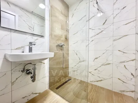 Moderno opremljeno kupatilo sa tuš kabinom i umivaonikom. - image 8