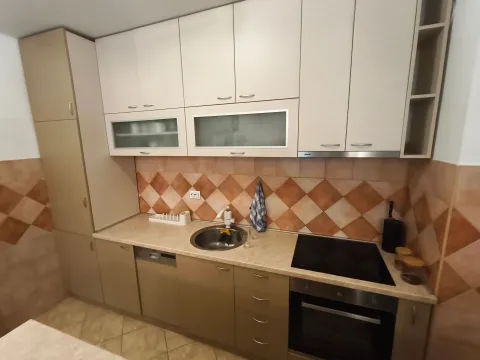 Manja kuhinja sa bež elementima i ugradnom tehnikom. - image 18