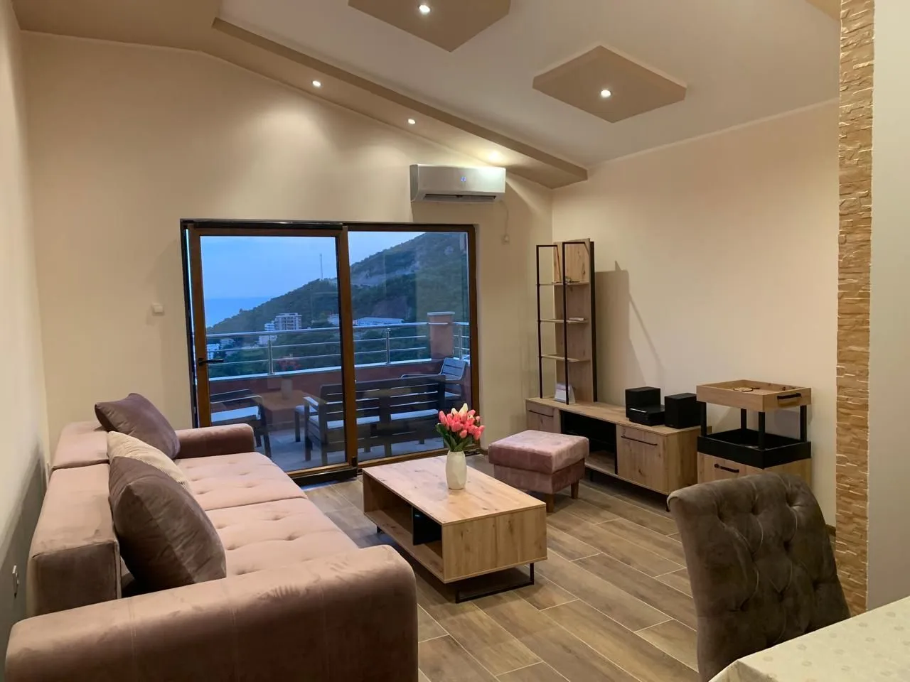 Izdavanje, dvosoban stan, 73m², Bečići, Budva