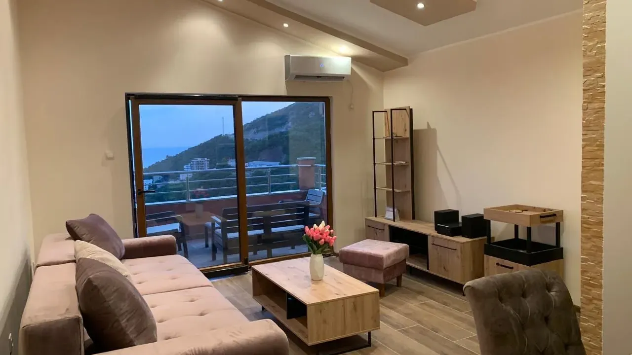 Izdavanje, dvosoban stan, 73m², Bečići, Budva