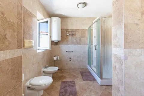 Kupatilo obloženo keramičkim pločicama sa tuš kabinom, WC šoljom, bideom i bojlerom. - image 27