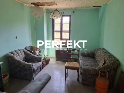 Dnevna soba sa garniturom i prozorom. - image 12