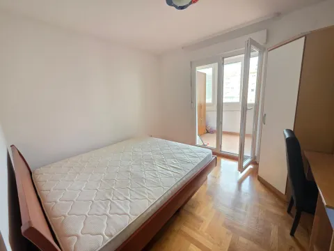Namještena spavaća soba sa bračnim krevetom, radnim stolom i izlazom na terasu. - image 9
