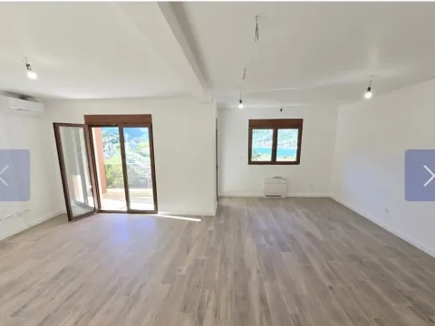 Sale, three bedroom apartment, 140m², Dobrota, Kotor - image 2