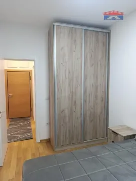 Spavaća soba sa velikim garderoberom i krevetom. - image 3