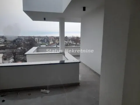 Nenameštena natkrivena terasa sa pogledom na okolinu. - image 2