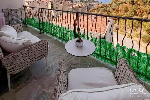 Namješten balkon sa garniturom za sjedenje i pogledom na okolinu. - image 16