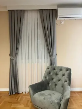 Udobna fotelja pored prozora sa siva zavjesama u dnevnoj sobi. - image 9