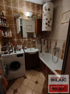 Kupatilo opremljeno kadom, umivaonikom, veš mašinom i bojlerom. - image 9