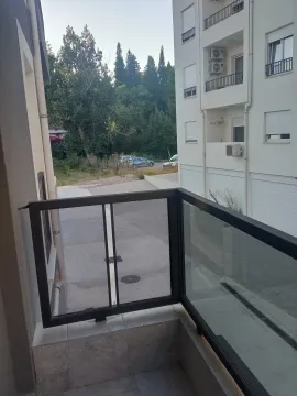 Pogled sa balkona na susjednu zgradu i okolinu. - image 7