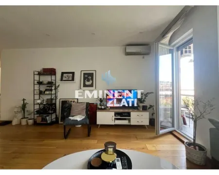 Dnevna soba sa nameštajem i izlazom na terasu. - image 3