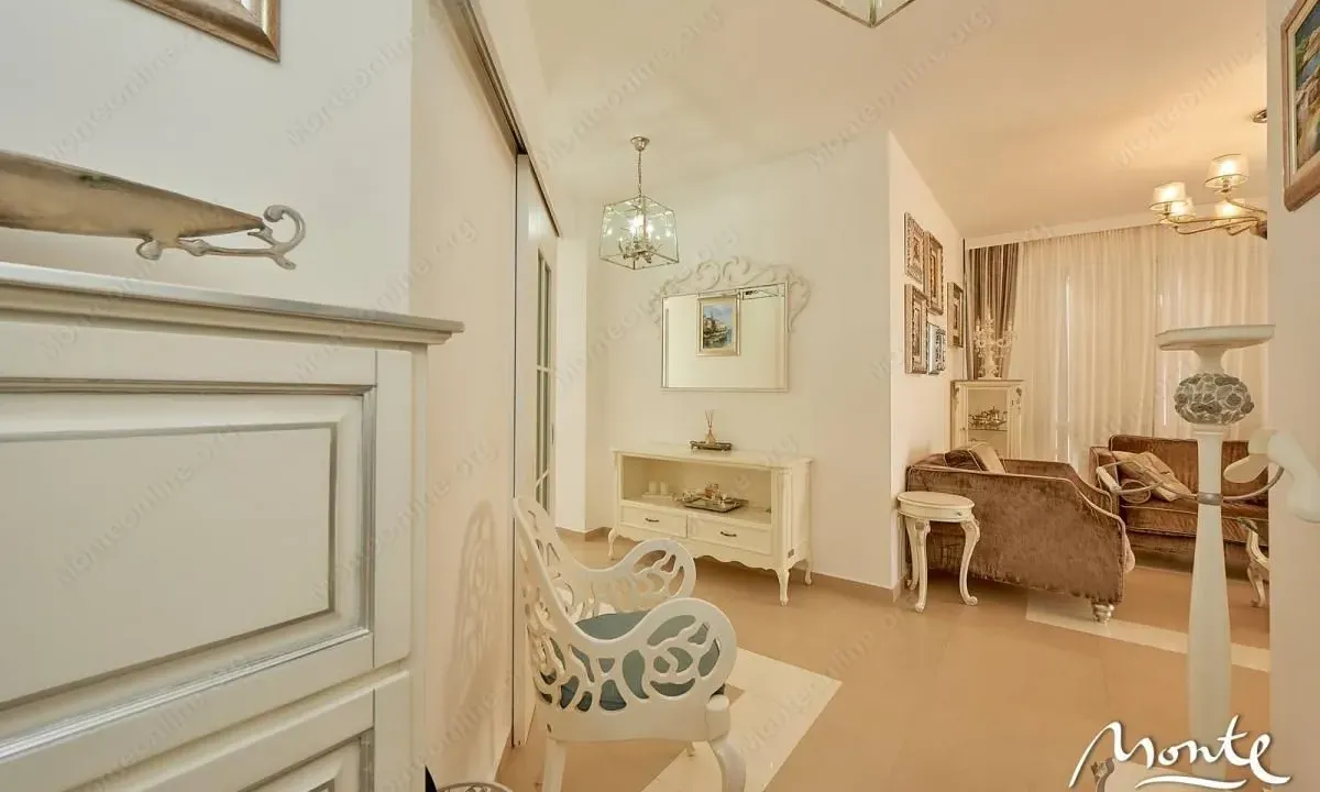 Sale, three bedroom apartment, 150m², Bečići, Budva