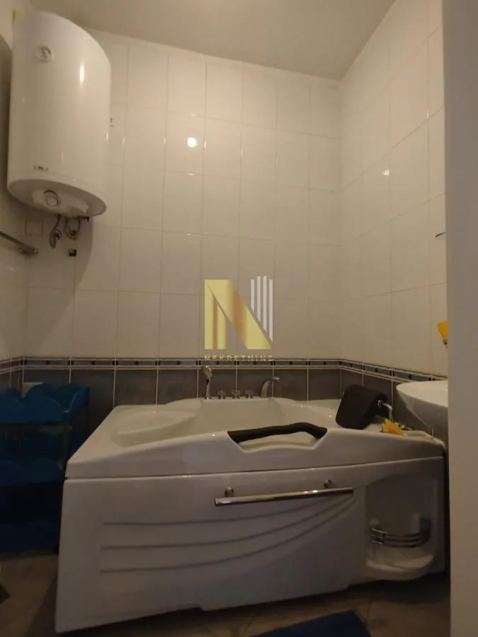 Prodaja, četvorosoban stan, 120m², Centar, Novi Sad