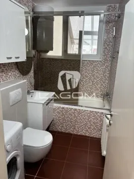 Kupatilo opremljeno sanitarijama, kadom i mašinom za veš. - image 7