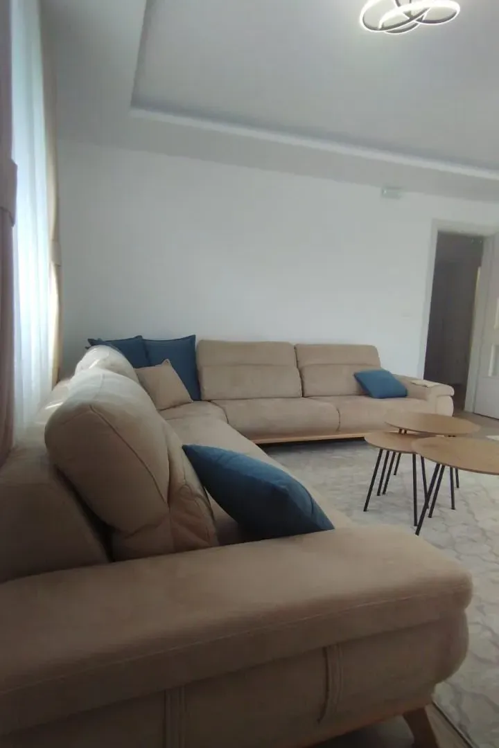 Izdavanje, trosoban stan, 100m², Zagorič, Podgorica