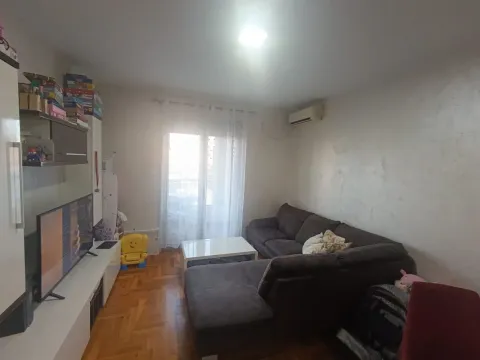 Living room with a corner sofa and a TV. - image 2