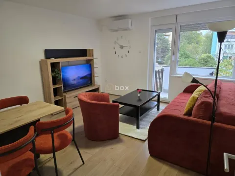 Dnevna soba sa garniturom, TV-om i trpezarijskim stolom. - image 2