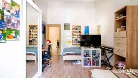 Dječja soba sa krevetima, pisaćim stolom i ugradnim ormarom sa ogledalom. - image 28