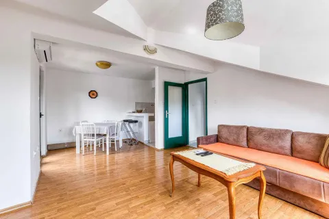 Dnevna soba sa garniturom i trpezarijom u nastavku. - image 12