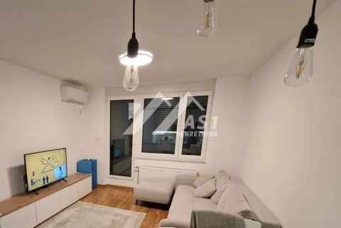 Dnevna soba sa garniturom, TV komodom i prozorom. - image 3