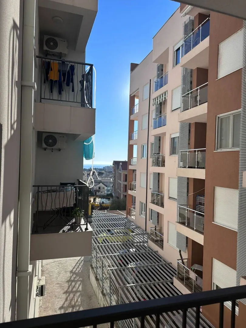 Pogled sa terase na okolne stambene zgrade i grad.