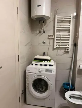 Kupatilo opremljeno veš mašinom, bojlerom i sanitarijama. - image 13
