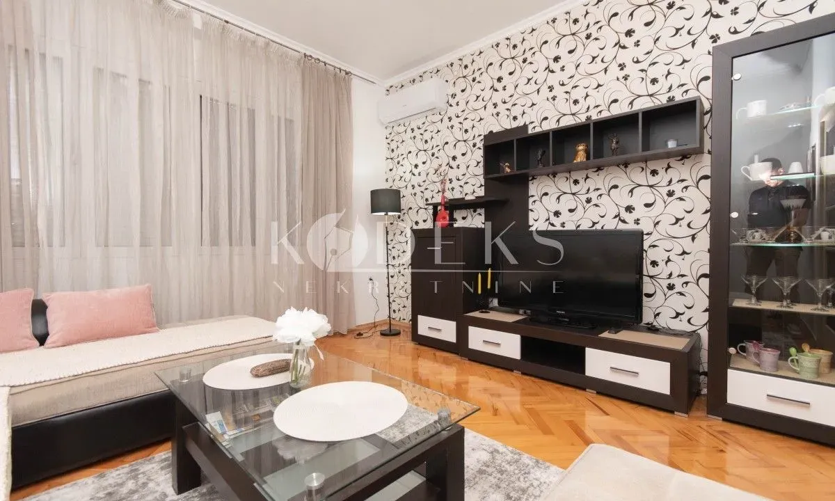 Izdavanje, dvosoban stan, 110m², Centar, Podgorica