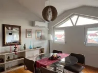 Izdavanje, trosoban stan, 90m2, Centar, Tivat