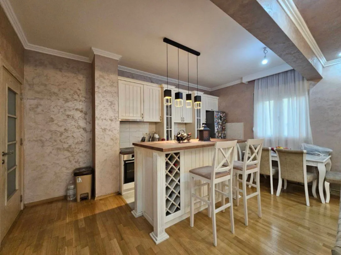 Izdavanje, trosoban stan, 100m², Blok 9, Podgorica