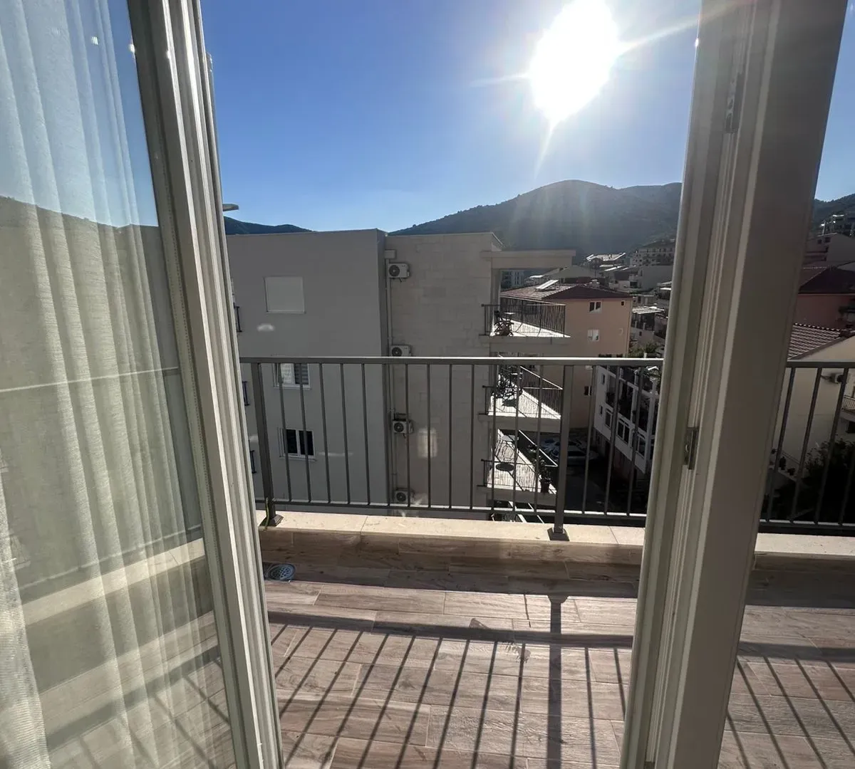 Izdavanje, jednosoban stan, 47m², Centar, Budva