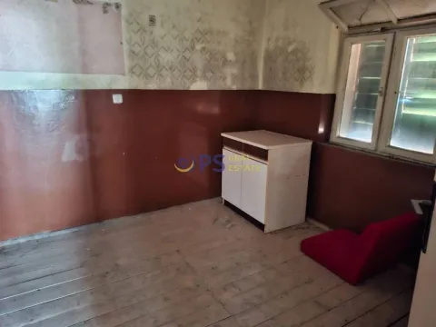 Prazna prostorija sa drvenim podom, starim zidnim oblogama i malim elementom. - image 4