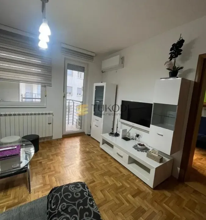 Izdavanje, jednosoban stan, 40m², Bulevar Evrope, Novi Sad Sve Podlokacije