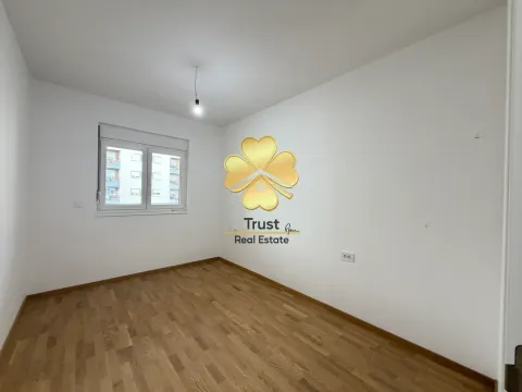 Prazna soba sa bijelim zidovima i drvenim podom. - image 10