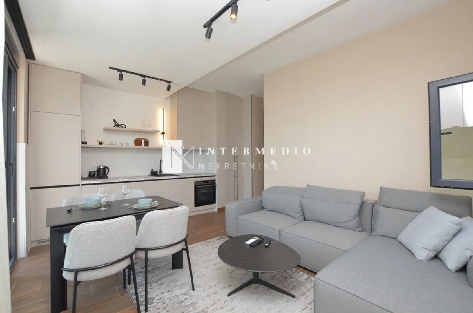 Prodaja, dvosoban stan, 61m², Njivice, Herceg Novi