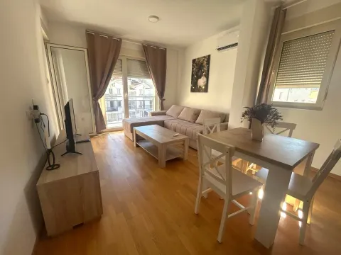 Dnevni boravak sa garniturom, trpezarijskim stolom i izlazom na terasu. - image 2