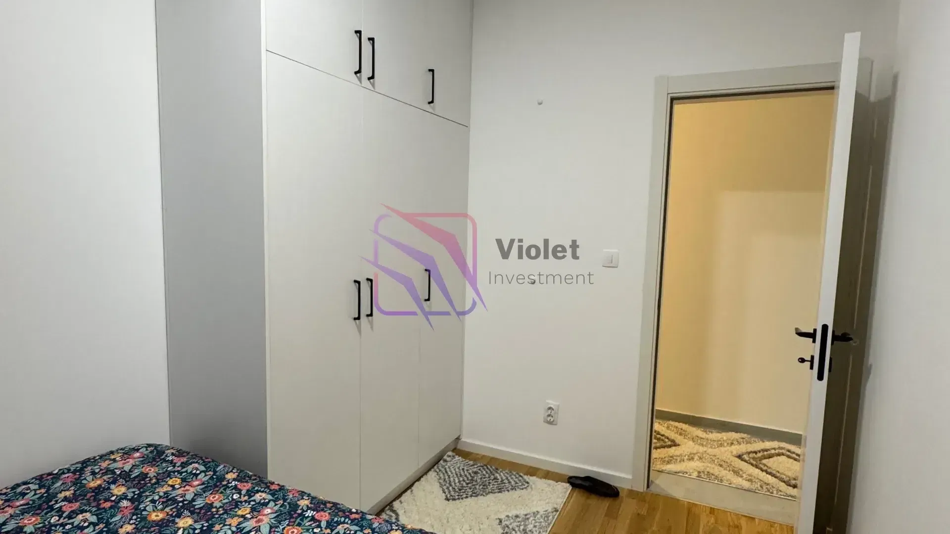 Bedroom with a built-in wardrobe and a bed.