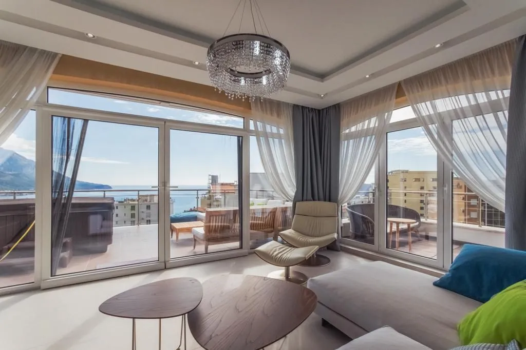 Izdavanje, trosoban stan, 146m², Bečići, Budva