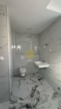 Moderne opremljeno kupatilo sa svijetlim mermernim pločicama. - image 7