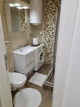 Kompaktno kupatilo sa tuš kabinom, umivaonikom i veš mašinom. - image 5