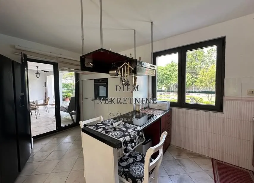 Kitchen with a dining area and access to the terrace.