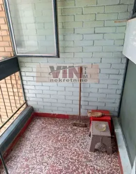 Manji zatvoreni balkonski prostor sa ciglenim zidom i metlom. - image 9