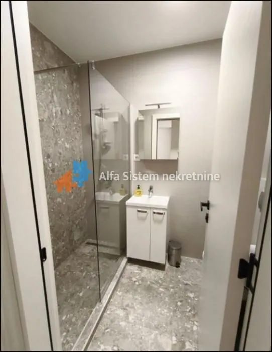 Izdavanje, trosoban stan, 65m², Čubura, Beograd