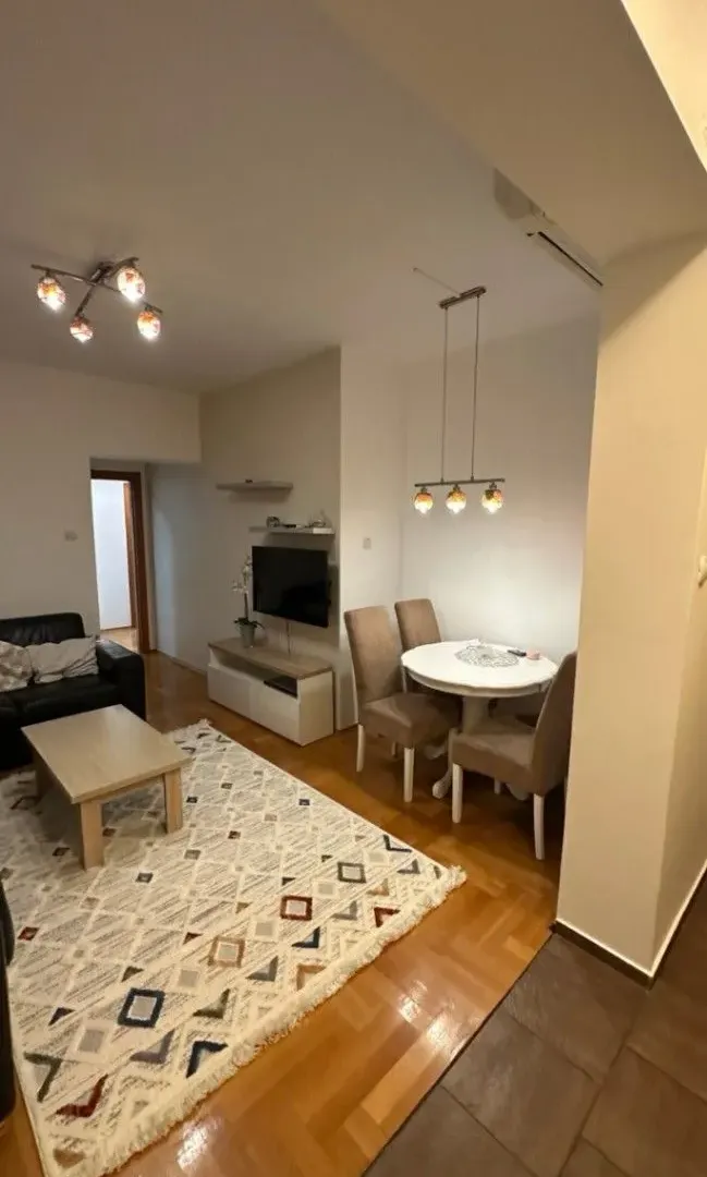 Izdavanje, dvosoban stan, 66m², Centar, Podgorica
