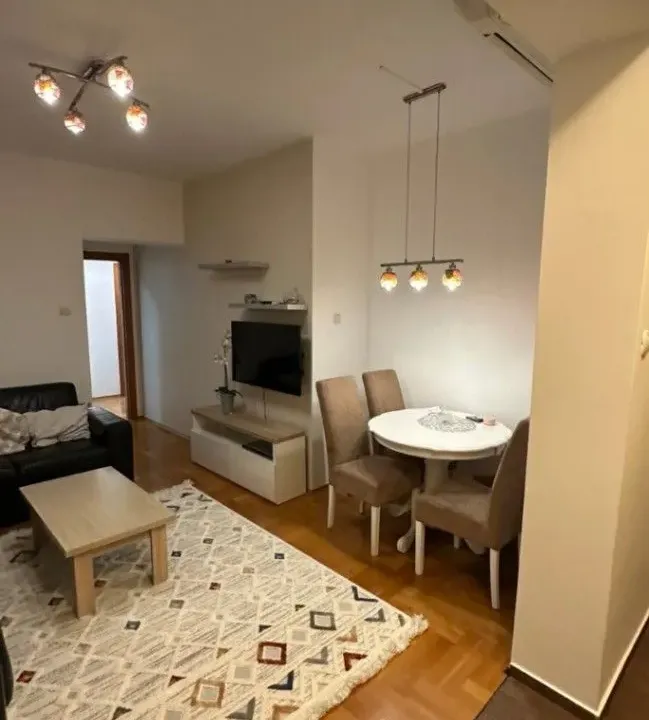 Izdavanje, dvosoban stan, 66m², Centar, Podgorica