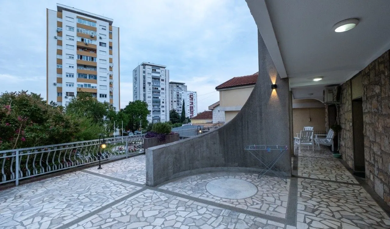Izdavanje, trosoban stan, 145m², Momišići, Podgorica
